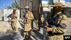 Вооруженные бойцы афганского Талибана в карауле у закрытых ворот пограничного перехода между Афганистаном и Пакистаном в районе города Спин Болдак в провинции Кандагар. 12 октября 2025 года