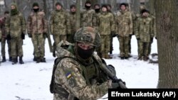 Киевде машыгып жаткан украиналык ыктыярдуу аскердик кошуундардын мүчөлөрү.  22-январь, 2022-жыл. 