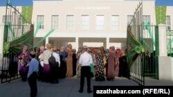 Aşgabatdaky 132-nji orta mekdebiň girelgesi