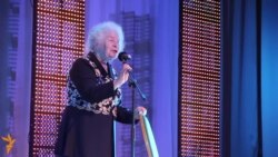 80 яшьлек Клара Булатова "Дулкыннар"да балаларны карап утырды