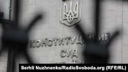О 10-й ранку 7 липня у КСУ розпочалося слухання справи за поданням 51 народного депутата 8-го скликання Верховної Ради про відповідність Конституції закону про мову, який ухвалили у квітні 2019 року