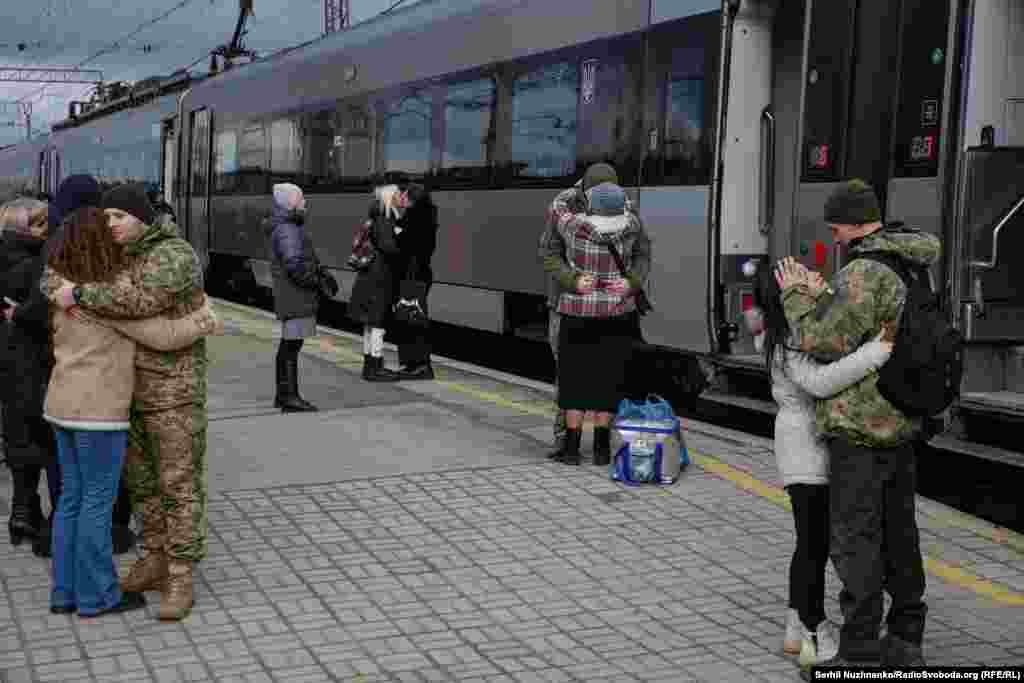 Цягнікі ў Краматорск прыбывалі з усёй Украіны, у тым ліку з Івана-Франкоўску і Львова, што ў заходнім рэгіёне краіны, а таксама з Херсону, паўднёвага гораду, які амаль штодня абстрэльваюць расейскія войскі з процілеглага берагу Дняпра.