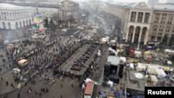 Демонстранты на Майдане выстроились в ряд словом «люстрация». Киев, 19 декабря 2013 года.  