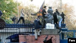 نمایی از حمله مهاجمان به سفارت بریتانیا در تهران.