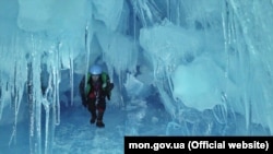 Українські полярники знайшли льодовикову печеру в Антарктиді, вересень 2019 року