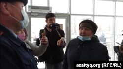 Сестра арестованного жителя Уральска Бекболата Утебаева Гульжан Ермеккожаева во время встречи с представителем полиции Жантемиром Иманалиевым. 29 марта 2021 года.