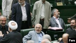 علی كردان روز پانزدهم مردادماه و در يک جلسه جنجالى در مجلس شوراى اسلامى توانست راى اعتماد نمايندگان را براى تصدى پست وزارت كشور كسب كند. (عکس: فارس)