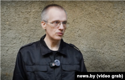 Юрась Зянковіч у прапагандысцкім фільме. Бачна, наколькі моцна ён схуднеў