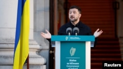 Украинскиот претседател Володимир Зеленски зборува пред новинарите за време на посетата на Даблин на 2 декември.