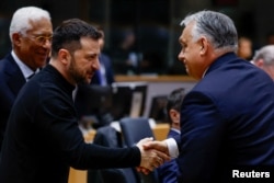 Президент Украины Владимир Зеленский пожимает руку премьер-министру Венгрии Виктору Орбану на специальном саммите лидеров Европейского Союза, посвященном обсуждению Украины и европейской обороны. Брюссель, Бельгия, 6 марта 2025 года