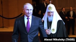 Президент Росії Володимир Путін (ліворуч) і Московський патріарх Кирило (Гундяєв) під час відзначення 10-річчя перебування останнього на посаді глави РПЦ. Москва, 31 січня 2019 року 