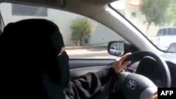 Відеокадр 2013 року, як стверджують, зафіксував спробу жінки всупереч забороні керувати автом в Ер-Ріяді