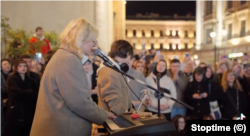 Нако з гуртом виступає у центрі Санкт-Петербурга. Росія. Жовтень 2025 року