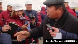 Мұнайшы Арыстанғали Жарылқапов журналистерден мұнайшылар киімін шешуді талап етті. Жаңаөзен, 16 қараша 2012 жыл.                             