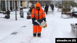 Комунальник на вулиці Сімферополя розкидає сіль. Крим, 10 лютого 2025 року