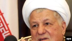 اكبر هاشمى رفسنجانى ۷۶ ساله در حال حاضر رياست مجمع تشخيص مصلحت نظام و مجلس خبرگان رهبرى را بر عهده دارد و يكى از شخصيت هاى تاثير گذار در سه دهه گذشته تاريخ جمهورى اسلامى ايران بوده است.