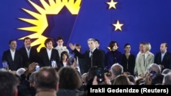 "Грузин кыялы" партиясынын негиздөөчүсү Бидзина Иванишвили 26-октябрда партиянын Тбилисидеги баш кеңсесинде экзит-поллдун жыйынтыгы жарыялангандан кийин сүйлөп жатат.