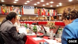 ÝHHG-niň Adam ölçegleri boýunça maslahatynda, Warşawa, 26-njy sentýabr.