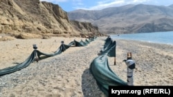 Сетки для сбора мазута на пляже «Меганом» в бухте Капсель, март 2025 года