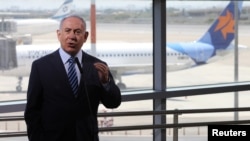 بنیامین نتانیاهو برای توضیح برنامه پروازهای اسرائیل به امارات در فرودگاه بین‌المللی بن‌گوریون در تل‌آویو حضور یافت.
