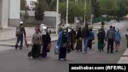 Mejbury arassaçylyk işlerine çekilen raýatlar (arhiw suraty)