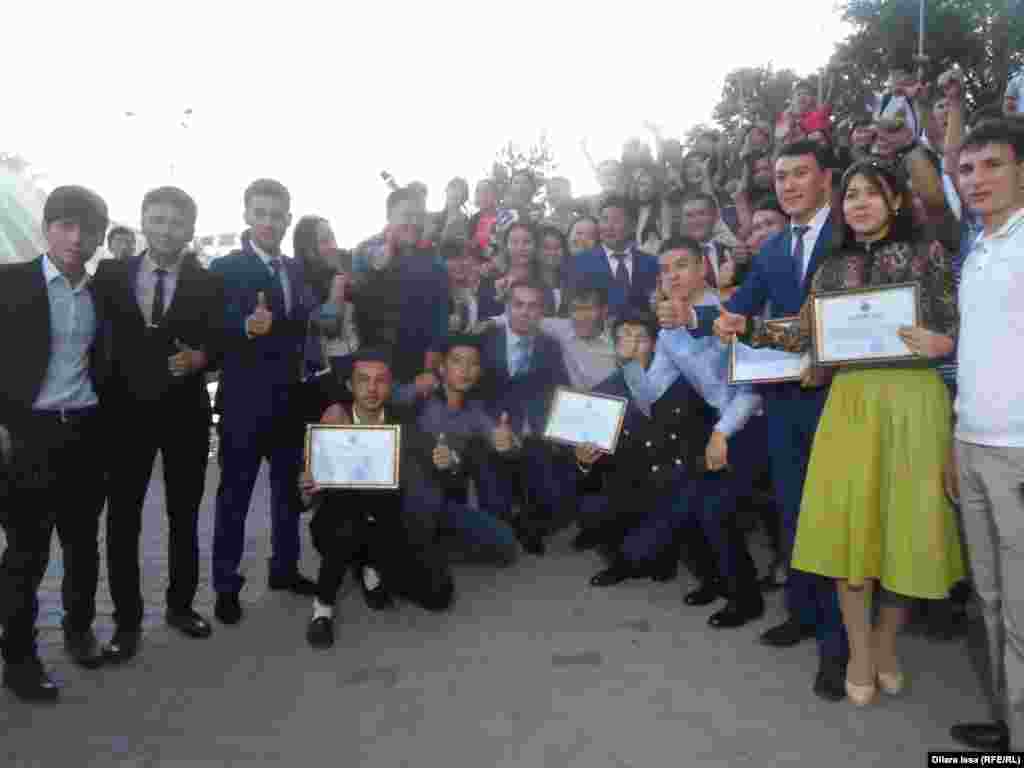 Призеры фестиваля &laquo;Студенческая пора&raquo; позируют для группового фотоснимка.