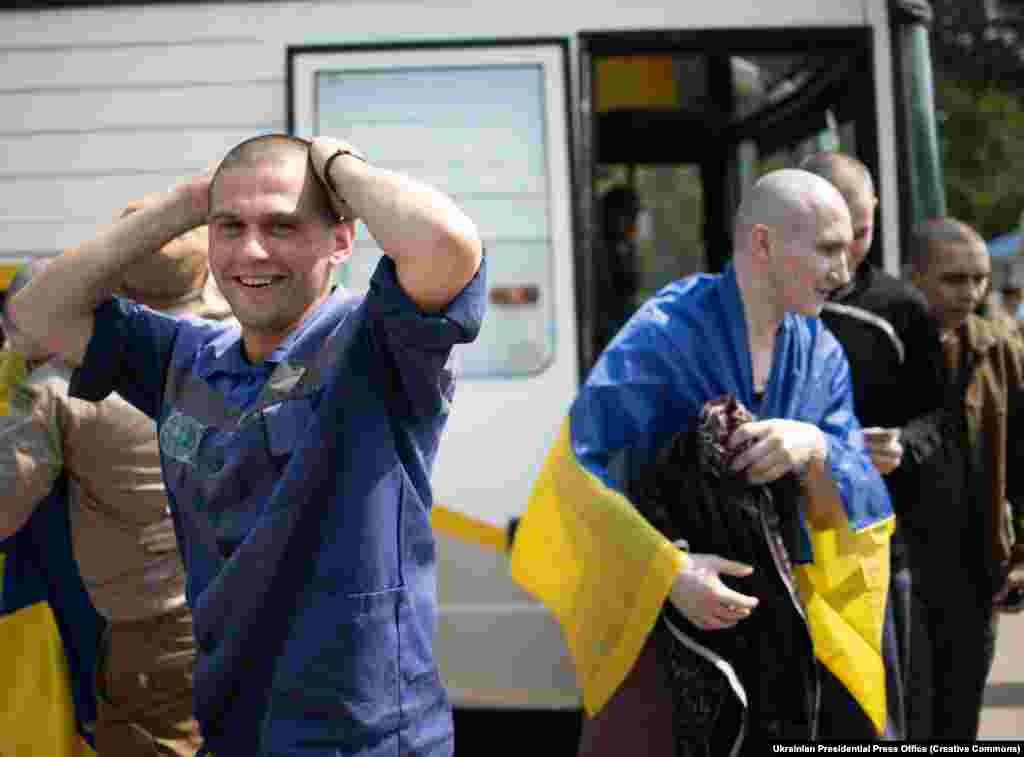 Українські військові, які повернулися із російського полону.У координаційному штабі зазначили, що «це лише перша частина масштабного обміну, який триватиме в межах досягнутих домовленостей». Також там зазначили, що сьогодні додому повертається перша група звільнених військовослужбовців віком до 25 років