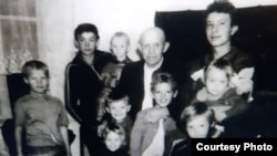 Петр Книппель, один из депортированных из Поволжья немцев, со своими внуками