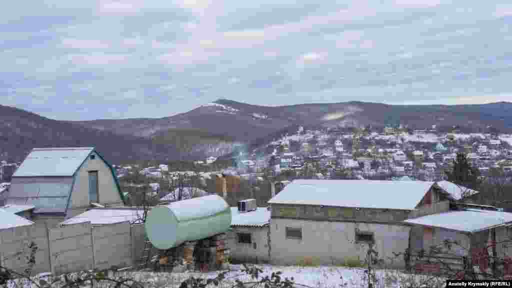 В межах села розміщуються близько 50 садівничих товариств. У всіх стандартні земельні ділянки по шість соток