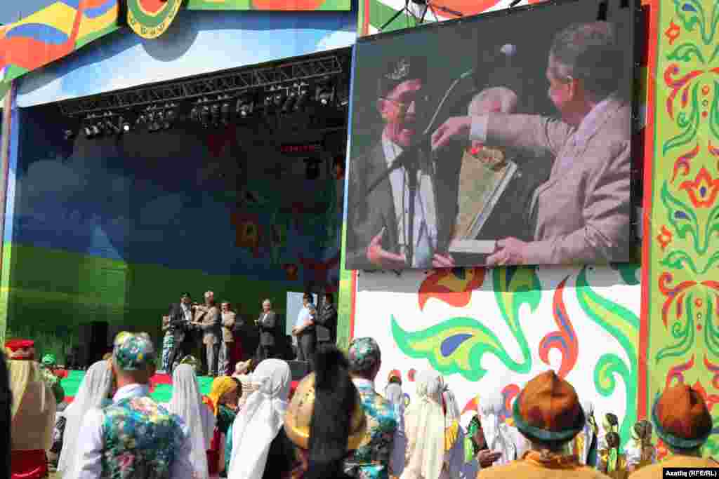 Татарстан президенты Рөстәм Миңнеханов&nbsp;Барда татар-башкорт мәдәният үзәгенә автобус бүләк итә