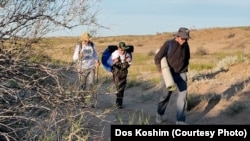 Пеший поход через пустыню Таукум, посвященный супермарафонцу Марату Жыланбаеву. Алматинская область, июль 2025 года