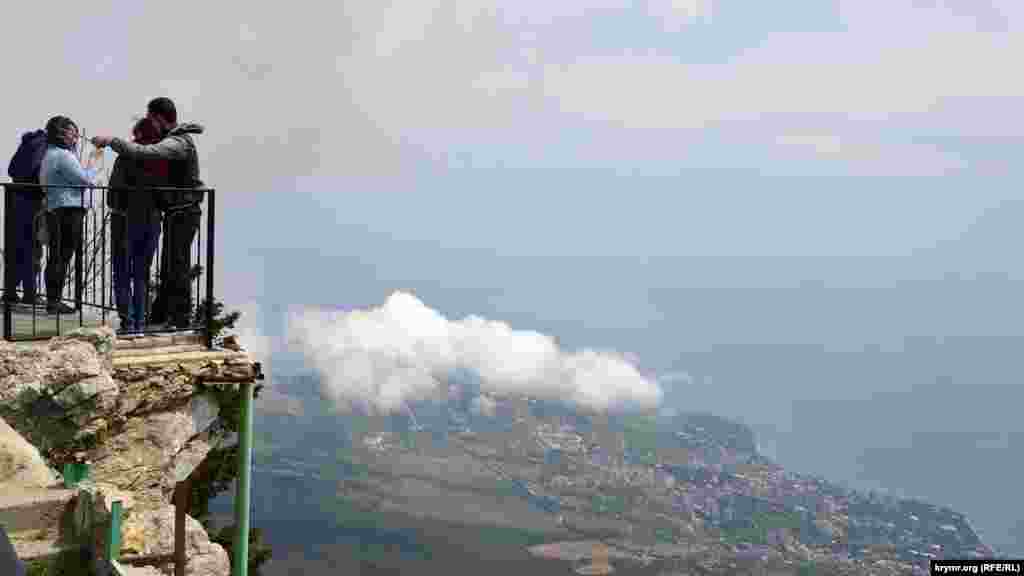 Aşada, bulutlarnıñ tübünde Mishor, Köreiz, Gaspra