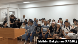 АЭС-ке қарсы бес азаматтың ісі бойынша сот процесіне келген адамдар. Алматы, Алмалы аудандық соты, 25 тамыз, 2025 жыл.