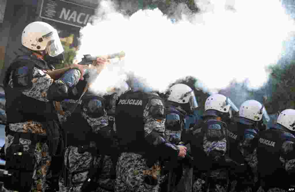 Полиция Черногории использует слезоточивый газ против противников проведения гей-парада в Подгорице - 20 октября 2013 года.