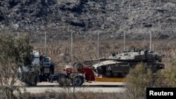 Грузавік перавозіць танк на ізраільскім баку мяжы з Газай, Ізраіль, 19 кастрычніка 2025. Ілюстрацыйнае фота 