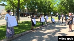 Участники акции протеста перед зданием ЖК. 22 мая 2020 года.