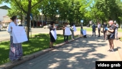 Акция представителей НПО против принятия законопроекта перед зданием Жогорку Кенеша. 2020 год.