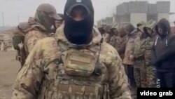 Дар ин навор низомиёни Русия муҳоҷиронро барои пайвастан ба артиш ташвиқ мекунанд