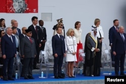 Макрон і сусьветныя лідары ўдзельнічаюць у парадзе на Дзень Бастыліі ў Парыжы 14 ліпеня 2025 года. У тым ліку прэзыдэнт Інданэзіі.