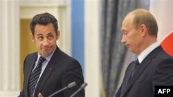 نيکولای سارکوزی، رييس جمهوری فرانسه در شب ديدار از مسکو ، روسيه را به برخورد های بيرحمانه با همسايگانش متهم کرد