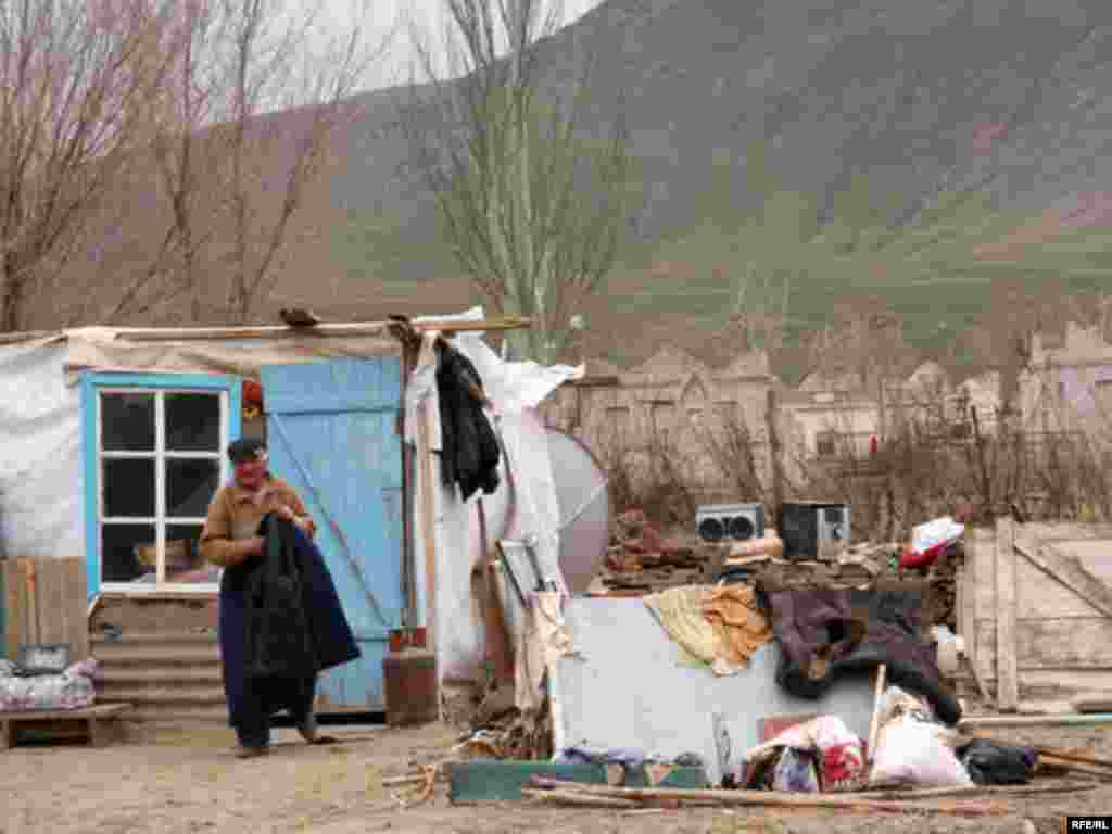 Қызылағаш тұрғыны Елтай Бекбосынов зират маңына уақытша баспана салып алған.   - Сурет 12 сәуірде тасықынан кейін тура бір ай өткенде түсірілген. 2010 жыл.  