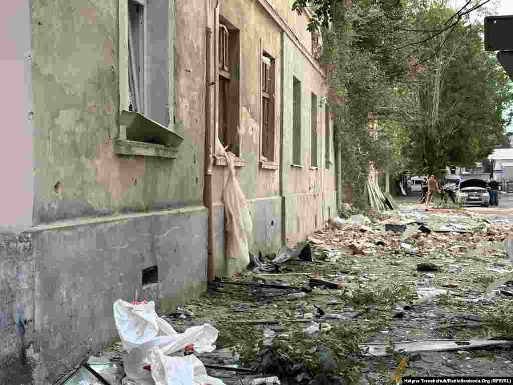 Унаслідок російського обстрілу пошкоджені дитячий садочок, 26 житлових будинків, знищені 9 автомобілів. Про це Радіо Свобода розповів перший заступник міського голови Львова Андрій Москаленко