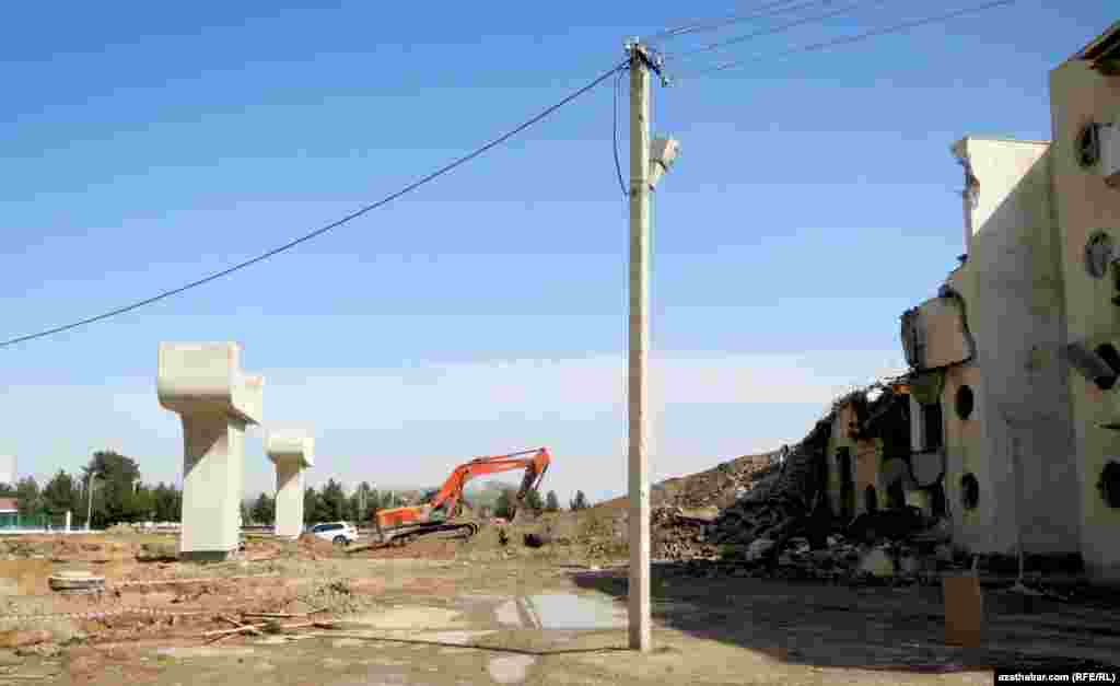 Häzirki wagtda bu ýerdäki dört gatly jaýyň ikisi ýykylýar. Onuň her birinde 16 hojalyk üçin niýetlenen jaýlaryň bolandygy habar berilýär.