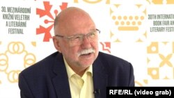 Український письменник Андрій Курков під час інтерв'ю Радіо Свобода 18 травня у Празі