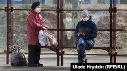 Людзі ў масках на вуліцах Менску, ілюстрацыйнае фота. 5 красавіка 2020 году