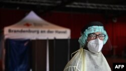 Коронавируска тест алып жаткан медкызматкер.  Потсдам, Германия. 2020-жылдын 16-ноябры.