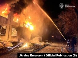 Пожарные тушат здание, загоревшееся в результате российской атаки, Доброполье, 8 марта 2025 года