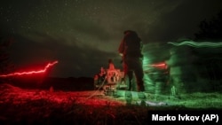 Українські військовослужбовці готують 122-мм артилерійську гармату перед ударом у напрямку російських позицій у Херсонській області, 27 жовтня 2024 року