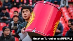 Кыргызстандык футболчулардын сүрөөнчүсү. Архивдеги сүрөт. 