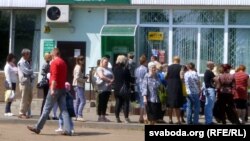 Чарга ў банкамат у Магілёве